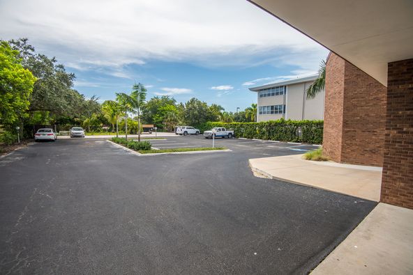 BRAND NEW, TURNKEY, GROUND FLOOR MEDICAL SUITE!: 7126 Beneva Rd, Sarasota, FL 34238
